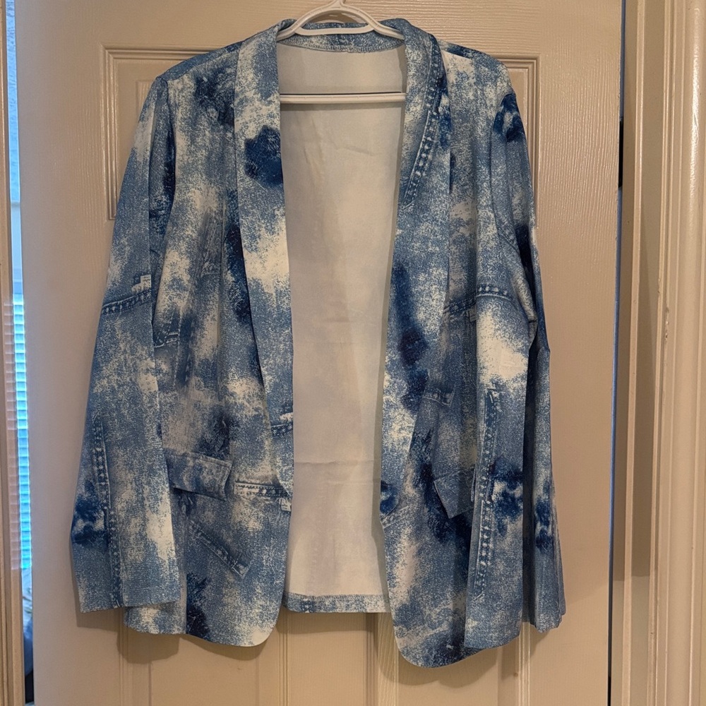 SHEIN Blue and White Patterned Blazer Very Lightweight